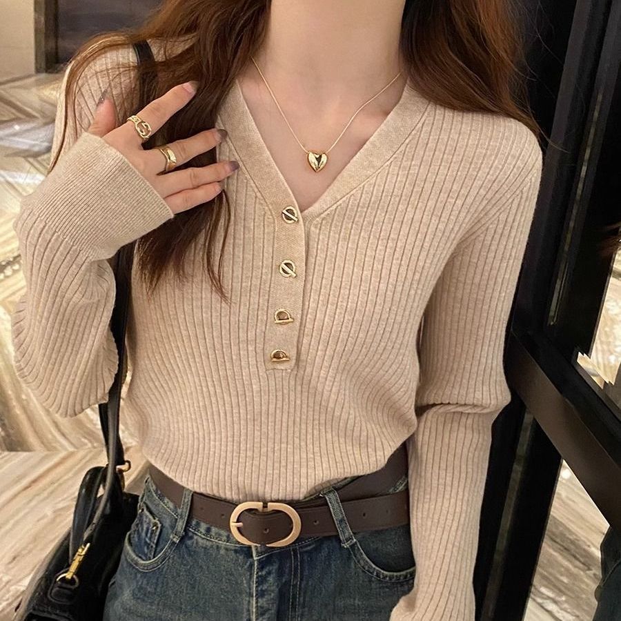 底のシャツの女性の中に柔らかいモチモチのセーターの2023新型の秋冬のニットは身を修めてやせて高級感のvネックの上着を現します。