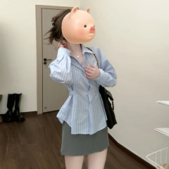 2025早秋の新型フランス独特の美しい青いストライプのシャツの女性の高級感のシャツは腰の長袖の上着を収めます。