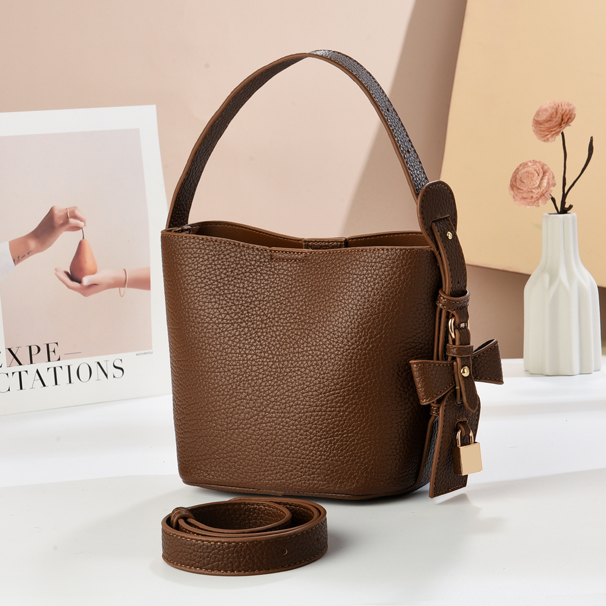 Bolsas de balde de moda 2025 verano nuevo temperamento mochila de hombro de viaje de compras bolsas de mano versátiles