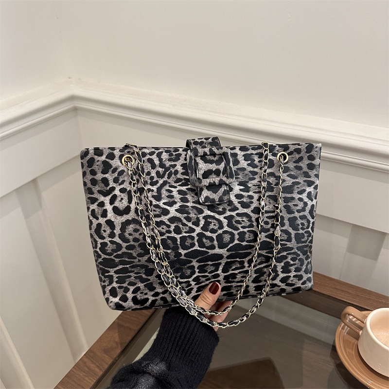 2024 invierno nueva moda bolso de hombro con estampado de leopardo popular de este año bolso de axilas de viajero de celebridades de Internet bolso de alto valor