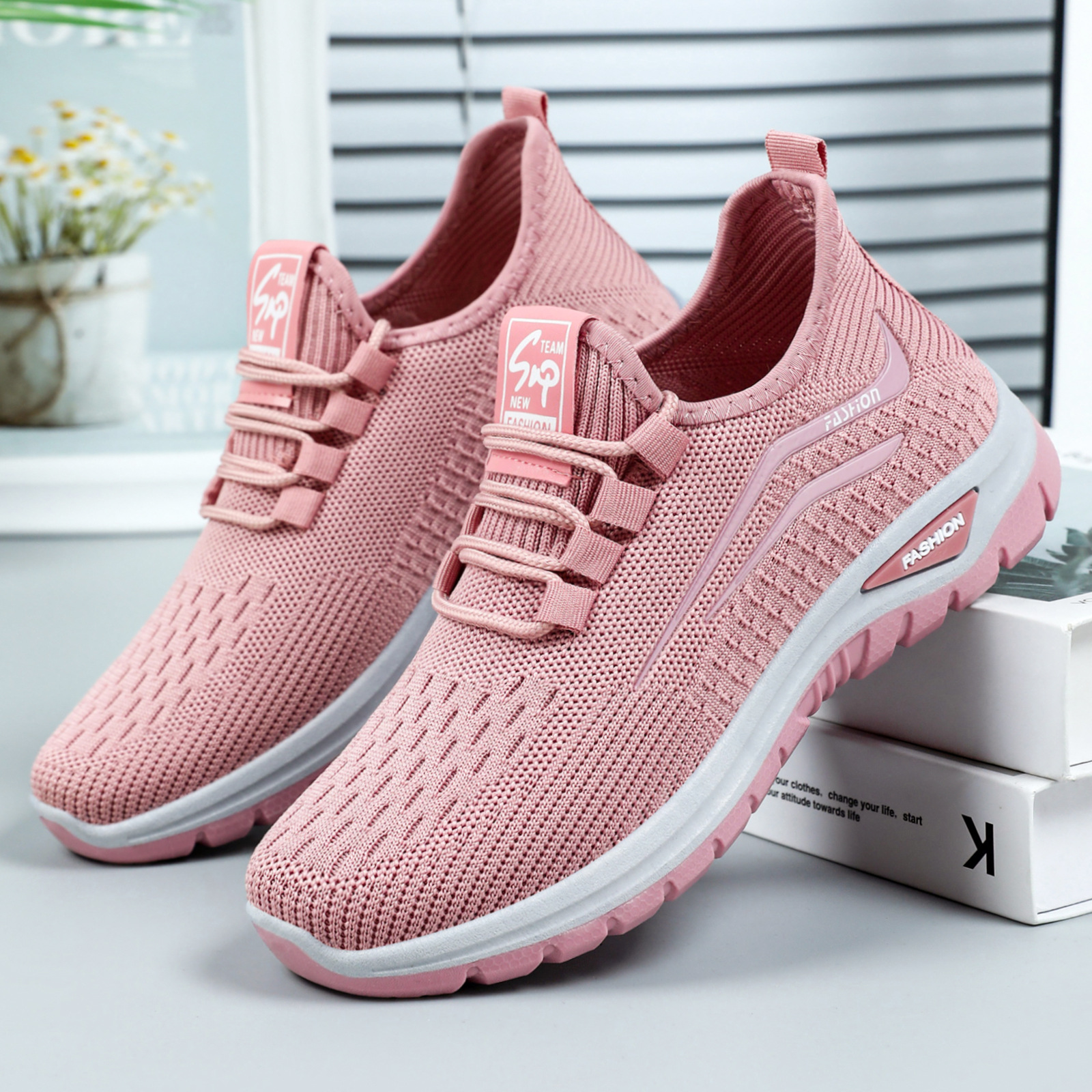 Zapatos de mujer, suela suave, pies no cansados, nuevos zapatos deportivos de suela gruesa de verano, zapatos casuales de tejido volador transpirables, zapatos, todo fósforo para mujeres al por mayor