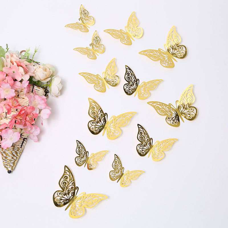 Doce mariposas doradas en el modelo a