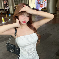 胸を拭くベストの女性の不規則な韓国版のギャルはやせています。