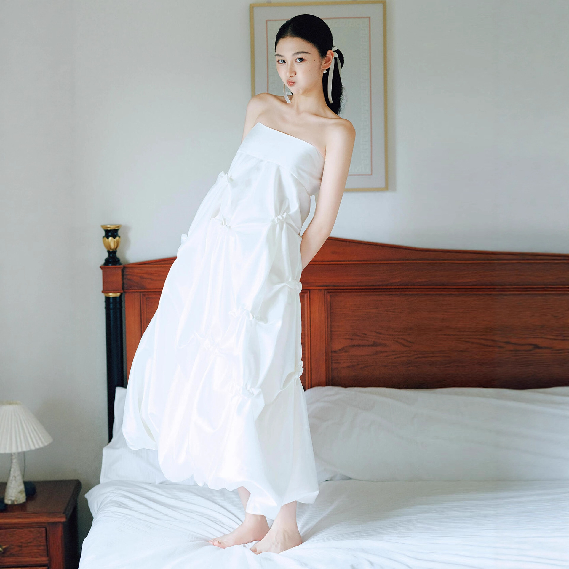 法式晨袍女新娘高级感缎面轻婚纱小众轻奢出门纱订婚白色抹胸礼服