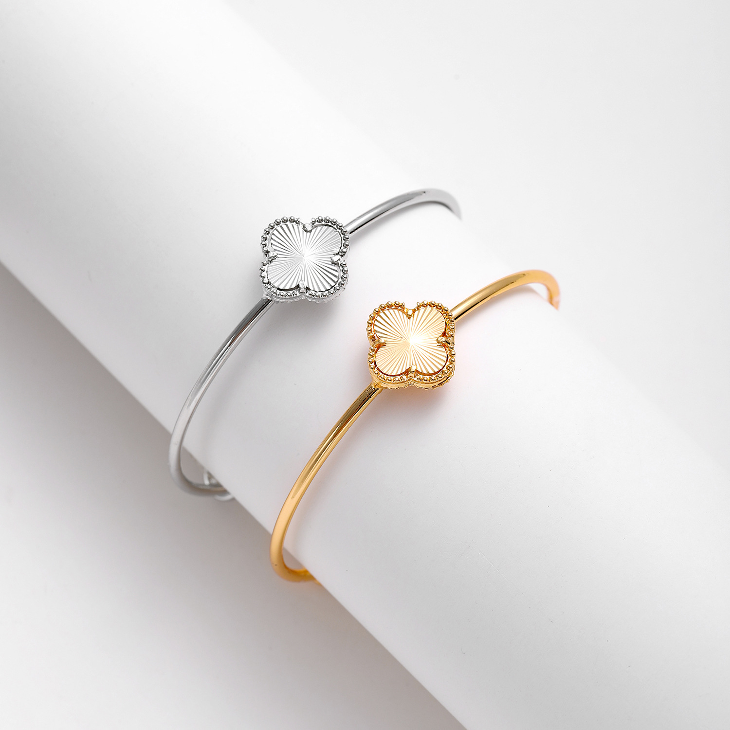 Brazalete de cuatro hojas pulsera de cobre chapado en oro flor de moda multifuncional anillo de plata ajustable fabricantes al por mayor inventario