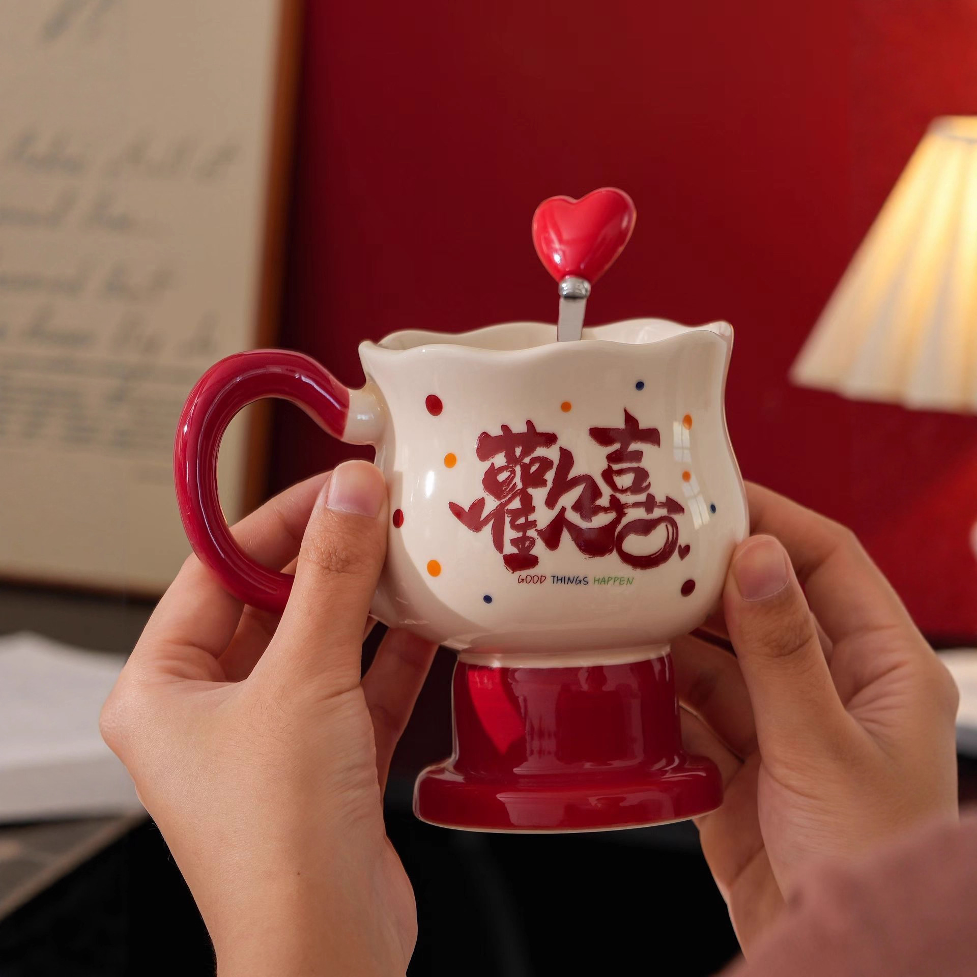 Parejas creativas felices copas regalo de mano taza de cerámica pie alto personalidad corazón de melocotón regalo taza de agua de boda taza de tinta de tinta