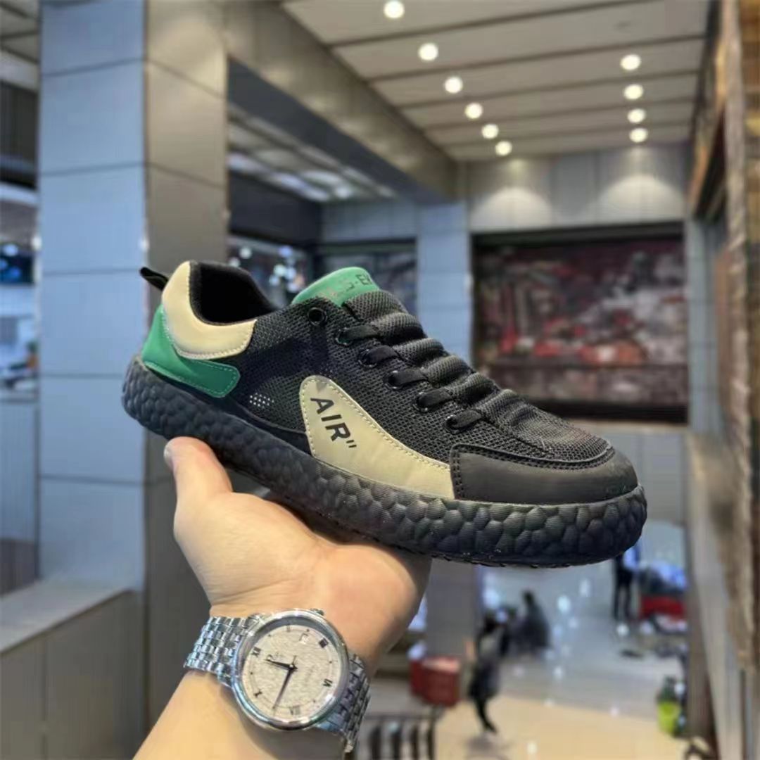 Zapatos de hombre verano nuevo color de contraste de malla respirable zapatos casuales para hombres con un pedazo suave zapatos de skate cómodo ligero al por mayor