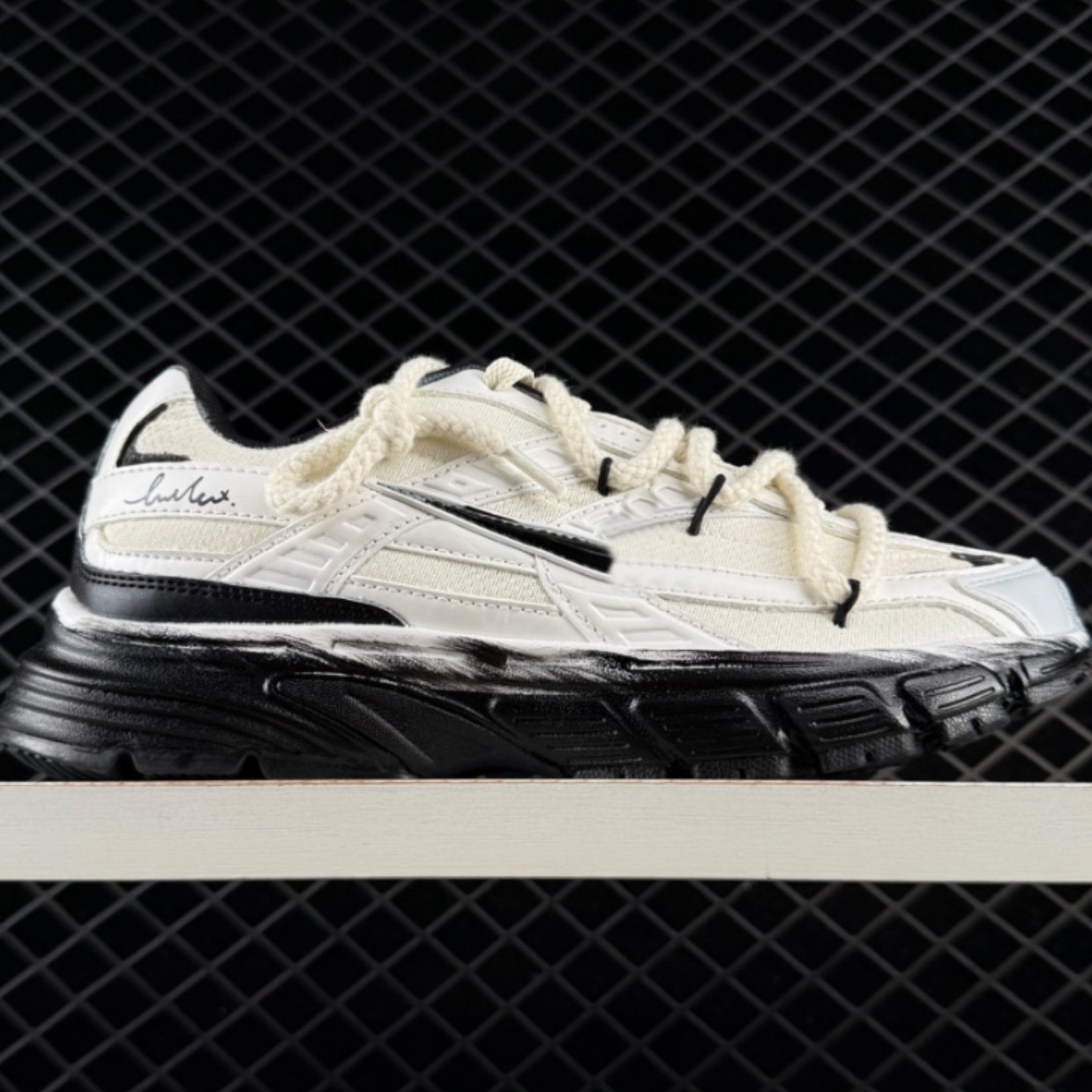 High-end Initiator graffiti dad shoes, distressed and height-increasing running shoes, retro and fashionable casual athletic shoes for couples