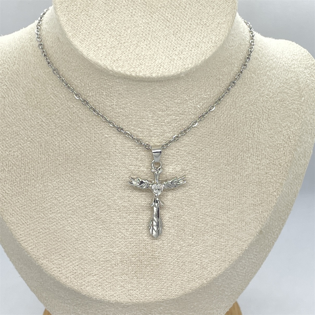 Collana con ciondolo croce e ali d'angelo per donna stile retrò_voghion.com
