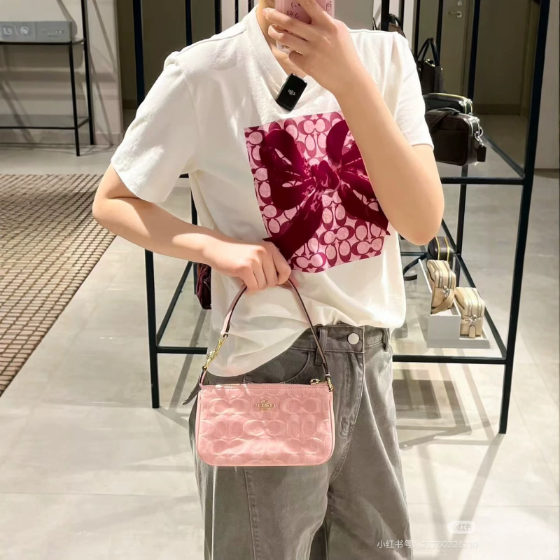 Spring/Summer 2026 Koujia short-sleeve double C monogram printed letter badge T-shirt, round neck pullover, Japanese retro style Spring/Summer 2026 Koujia short-sleeve double C monogram printed letter badge T-shirt, round neck pullover, Japanese retro style