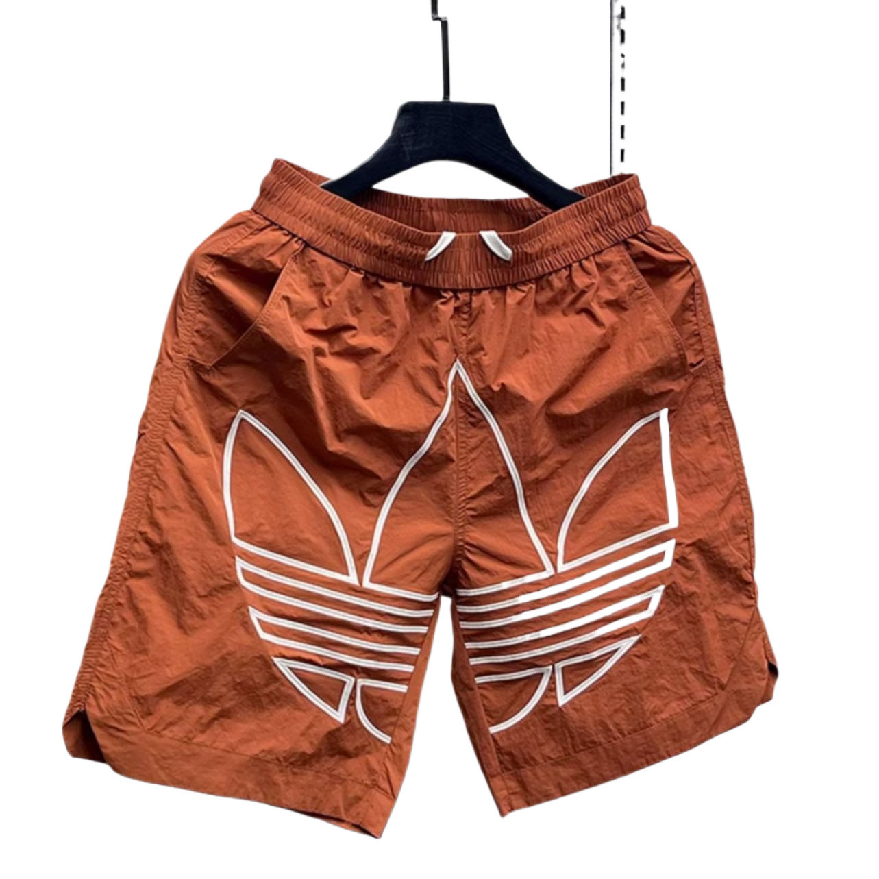 Pantalones de cinco puntos para hombres de verano, pantalones cortos deportivos sueltos casuales de secado rápido, pantalones de playa de color de contraste de bordado de la industria pesada de estilo delgado