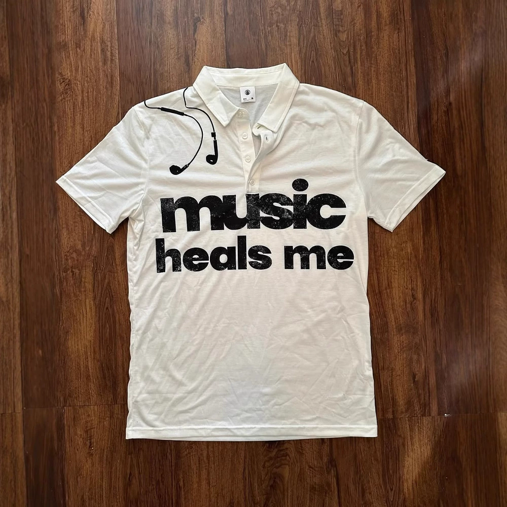 Поло Y2K с коротким рукавом «music heals me», принт, тёмный готический винтаж, белое