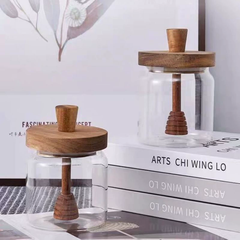 Стеклянная банка меда с мешалкой