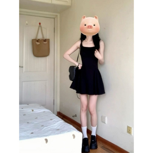 Herben-style black spaghetti strap dress for women, summer hot girl, waist-cinching, high-end, slimming, temperament, little black dress, short skirt