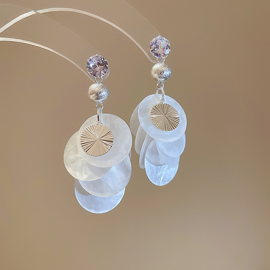 Pendientes de borla de concha geométrica redonda, estilo de vacaciones junto al mar, gancho para la oreja, pendientes de todo fósforo de moda, sentido de clase alta de nicho