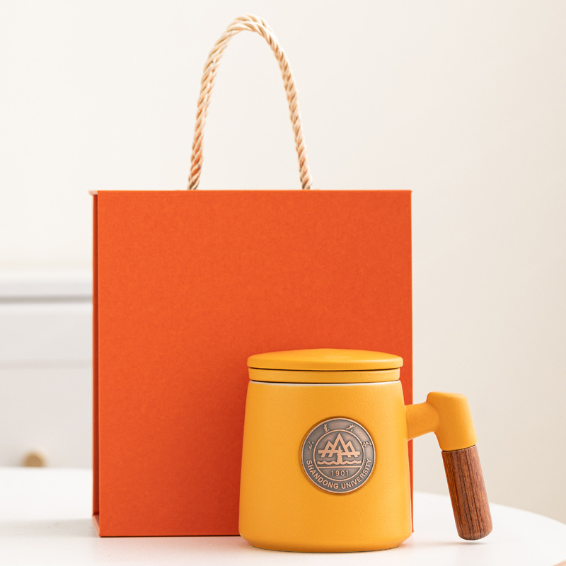 Taza de cerámica famosa escuela taza de filtro taza de marca taza de metal bronce relieve impresión LOGO taza de agua taza con tapa caja de regalo