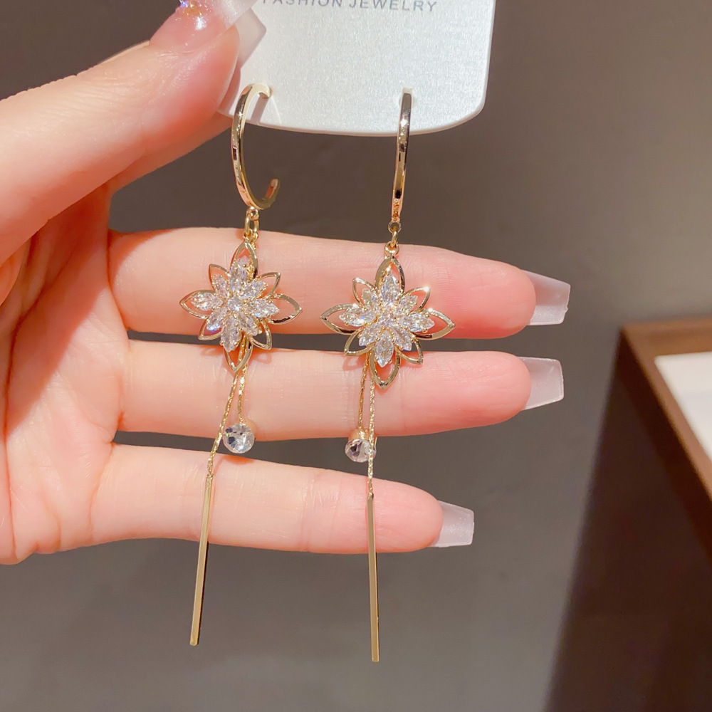 Pendientes largos con borlas y flores de circonita de estilo minimalista coreano y japonés para mujer, pendientes de lujo ligero y versátiles que estilizan el rostro, venta al por mayor.
