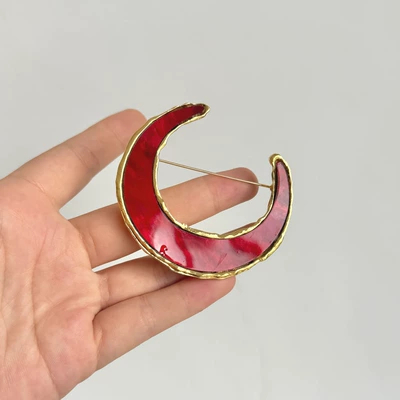 moon brooch, red and white: Yaxa sancaqları