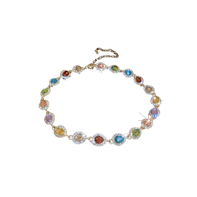 Collar de color con incrustaciones de diamantes de gota de agua vintage retro cadena de clavícula de lujo ligero collar de estilo palacio femenino