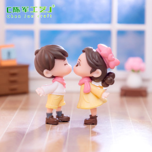 Micro landscape creative kiss couple figure doll DIY cake baking decoration accessories car desktop small ornaments