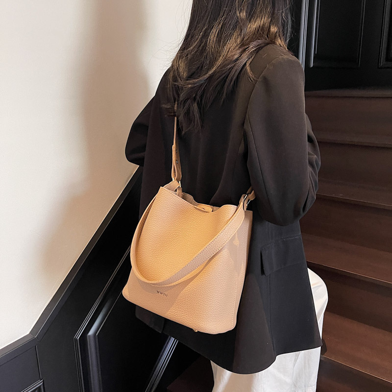 レトロ大容量バケットバッグ女性用 2025 新しい多用途ファッション通勤ショルダークロスボディバッグ西洋スタイルの母と娘のバッグ|undefined