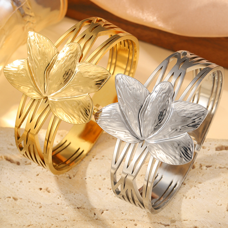 Brazalete de acero inoxidable China de ancho de viento Lotus hueco 18K oro de arena no decolor brazalete de acero de titanio joyas mujeres al por mayor
