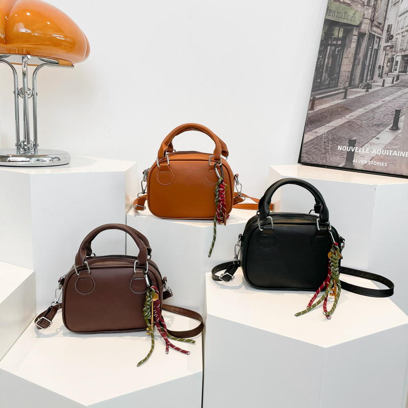 Otoño y invierno retro bolsas de bolos de mano tendencia 2024 nueva sensación extranjera Meilade bolsas de mujer de diseño simple bolso de mochila