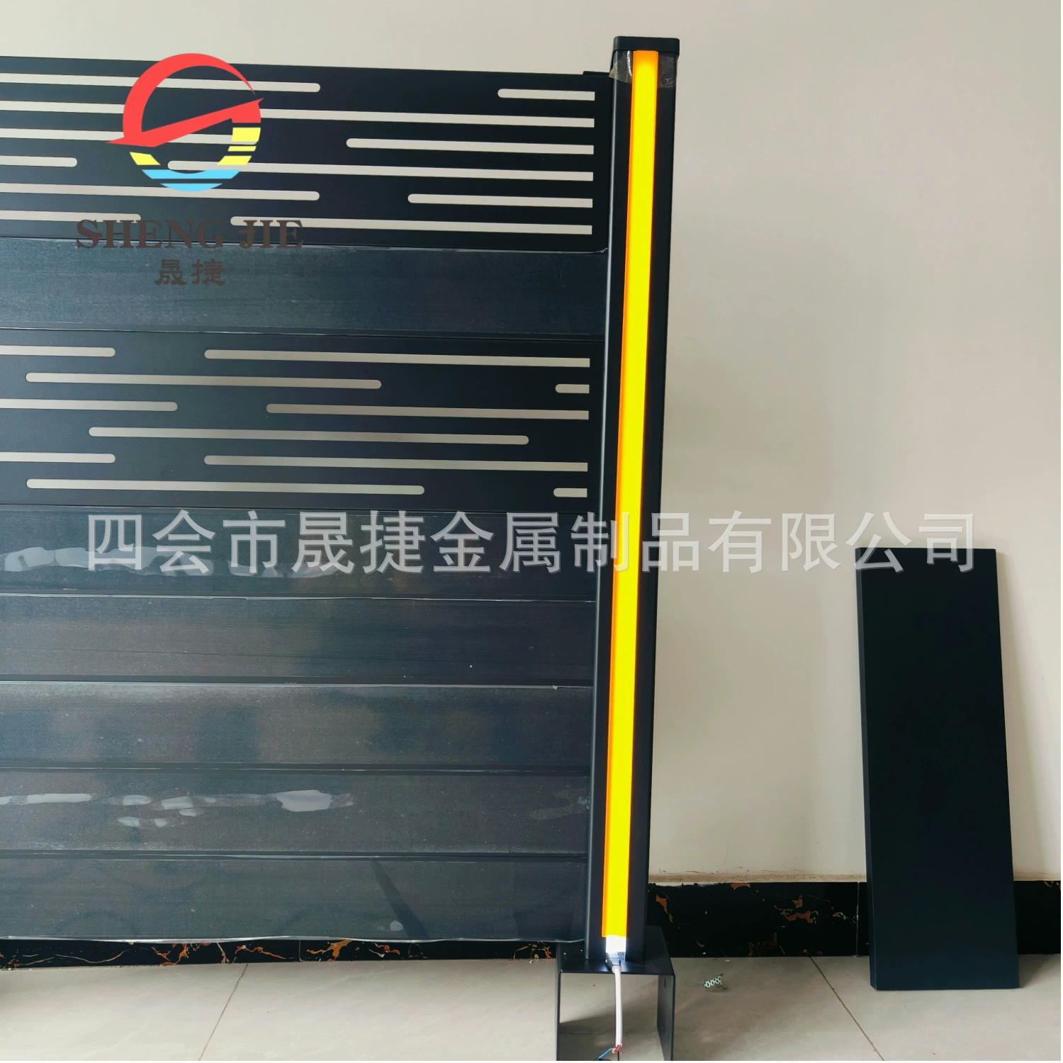 Открытый внутренний дворик приватный современный алюминиевый сплав светодиодный желтый свет забор резные штампы могут быть настроены свободно установлен ограждение