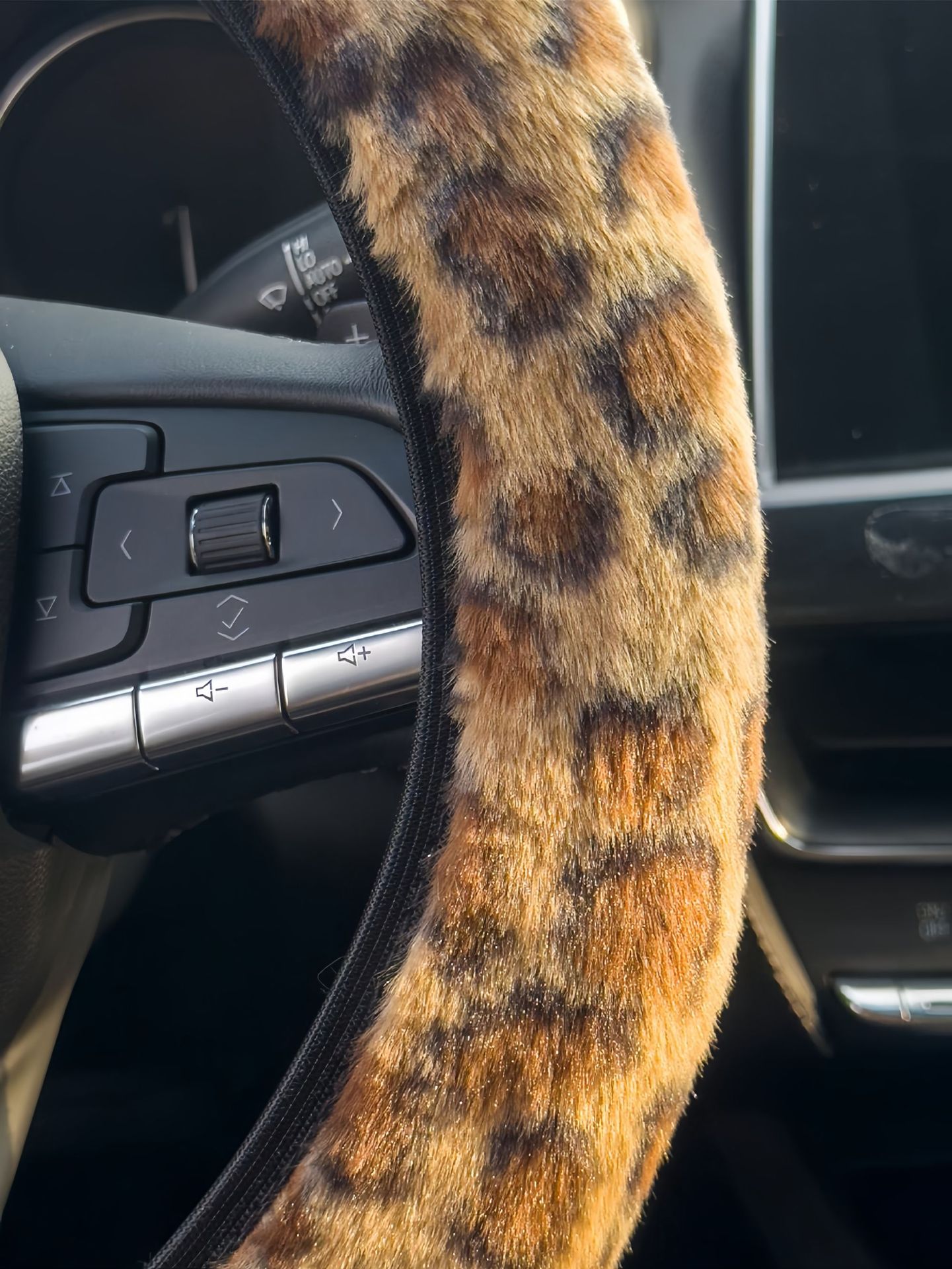 Cross-Border Dropshipping Car Steering Wheel Cover Leopard Print Thickened Winter Cute Non-Slip Warm Leopard Print Rabbit Fur Handle Cover