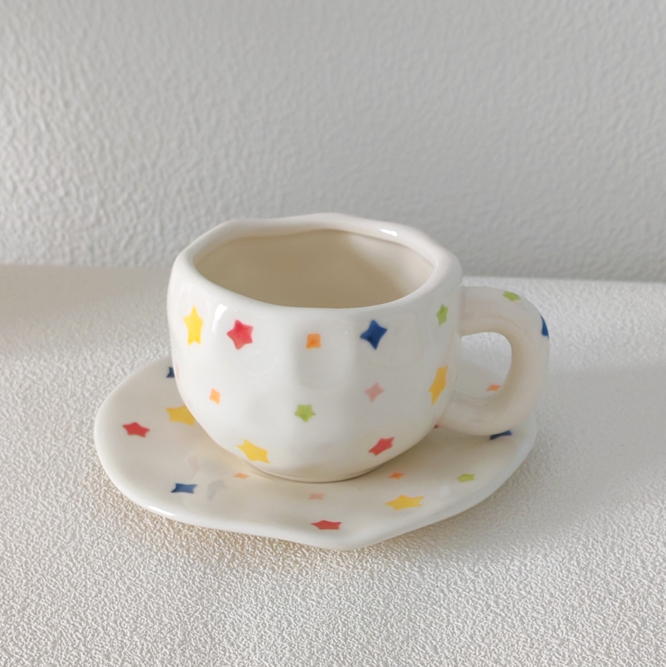 Taza de café de cerámica navideña irregular, linda taza con diseño de flores y corazones pintados a mano, juego de taza y platillo para té de la tarde