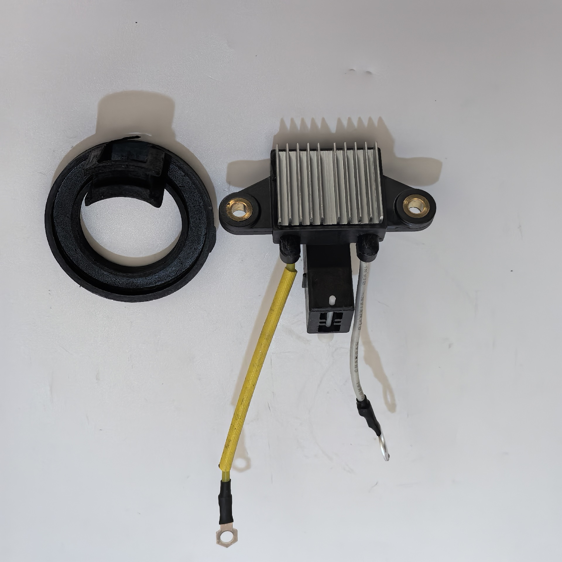 Spot New Weichai Petola Jfz2110-W Diesel Engine 28V120A Automotive Generator Regulator Manufacturer