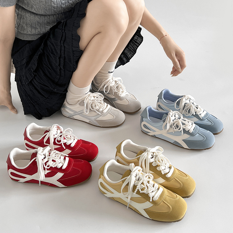 여성을위한 스커트 내부 높이 증가 플랫 바닥 Forrest Gump 트레이닝 슈즈가있는 인기있는 복고풍 스타일 2025 새로운 여름 부드러운 밑창 캐주얼 스니커즈