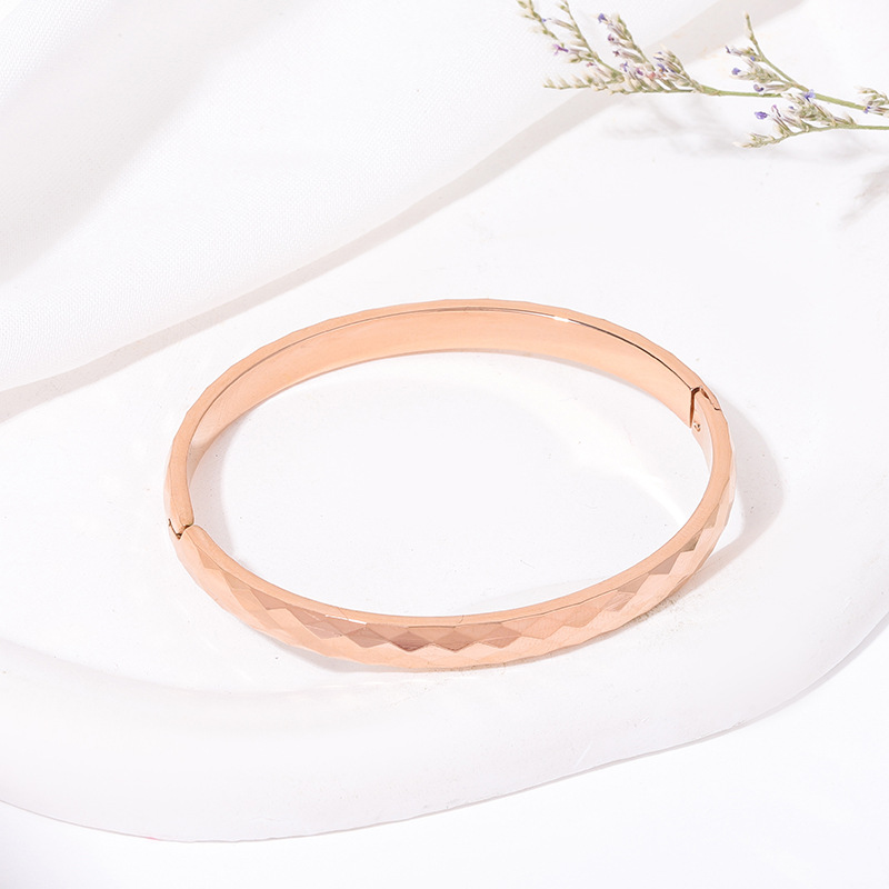 Pulsera de titanio y acero para mujer, diseño moderno y sencillo, pulsera de lujo que no se desvanece, venta al por mayor en stock.