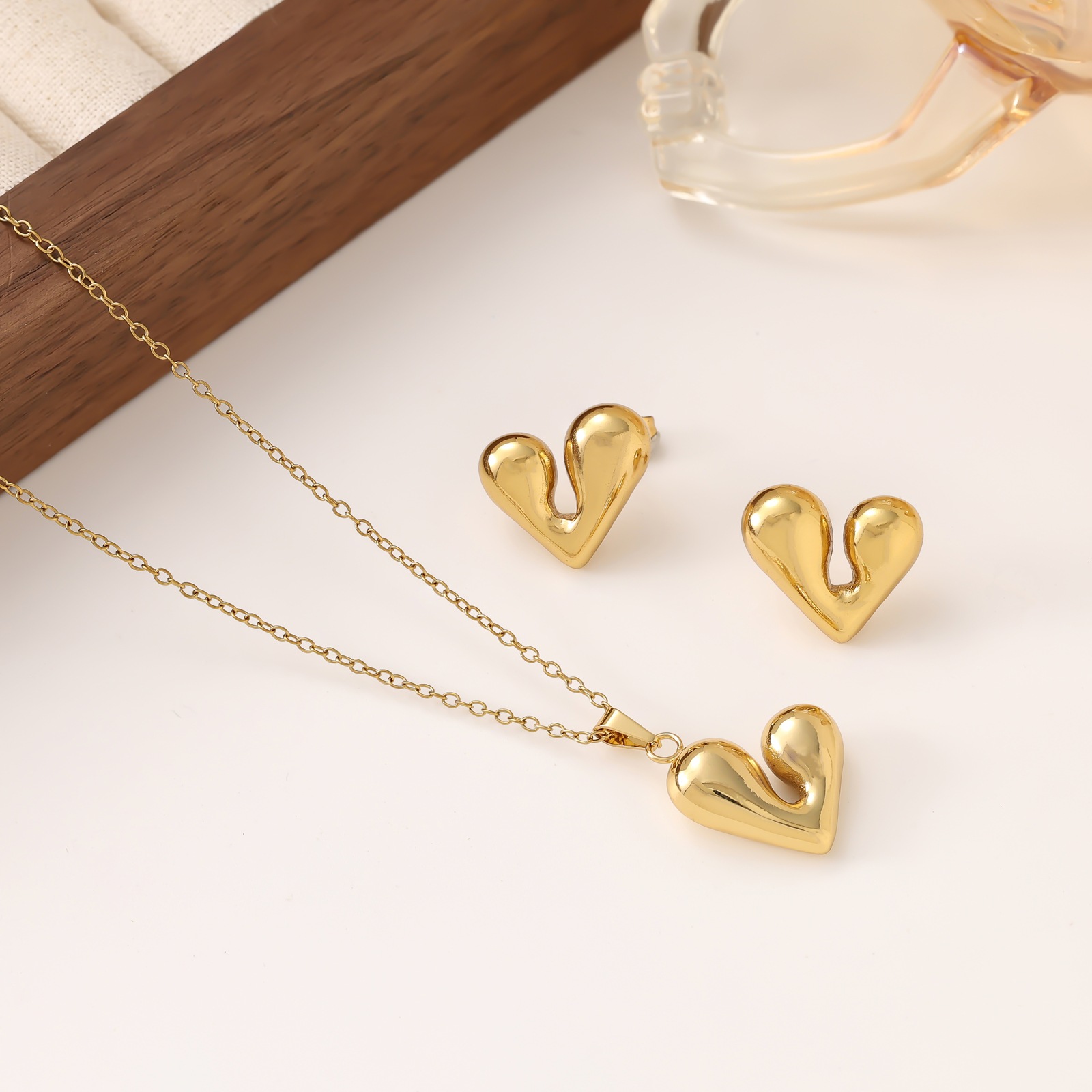 Conjunto de joyería con pendientes de corazón floral y collar_voghion.com