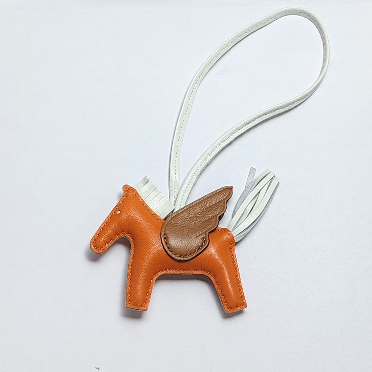 Cute Angel Little Pegasus Colgante Pit Edition H Home Colgante de bolso de caballo cosido a mano Colgante de cuero de oveja Llavero Colgante