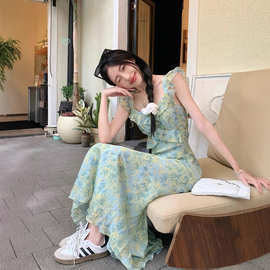 茶歇法式碎花吊带连衣裙女夏季2026新款修身显瘦海边度假沙滩长裙