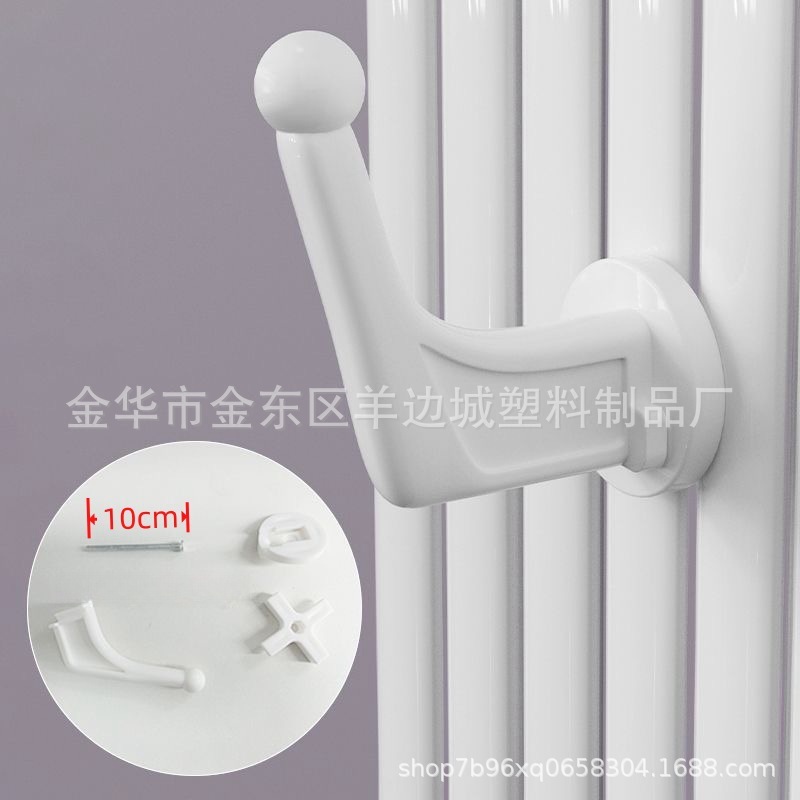 工場の国境を越えた暖房器具はフードフックのハンガーを掛けて服を干して帽子のタオルの浴室のラジエーターを掛けます。|undefined