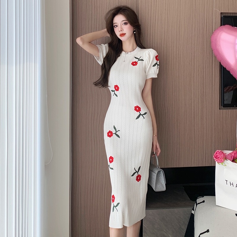 Elegant Embroidered Rose Floral Knit Dress with Designer French Puff Sleeves, New Chinese Style Dress for Women, White