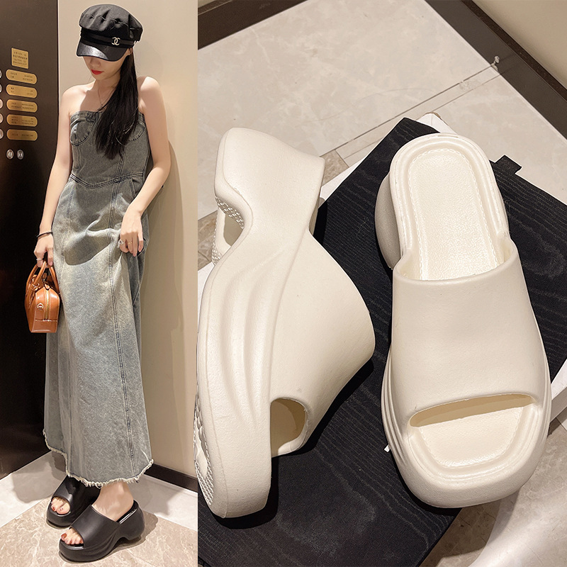 Women's Summer Flip-Flops for Outdoor Wear, Thick-Soled, Fashionable, Casual, Slip-Resistant, High-Heeled Beach Sandals, Trendy and Comfortable