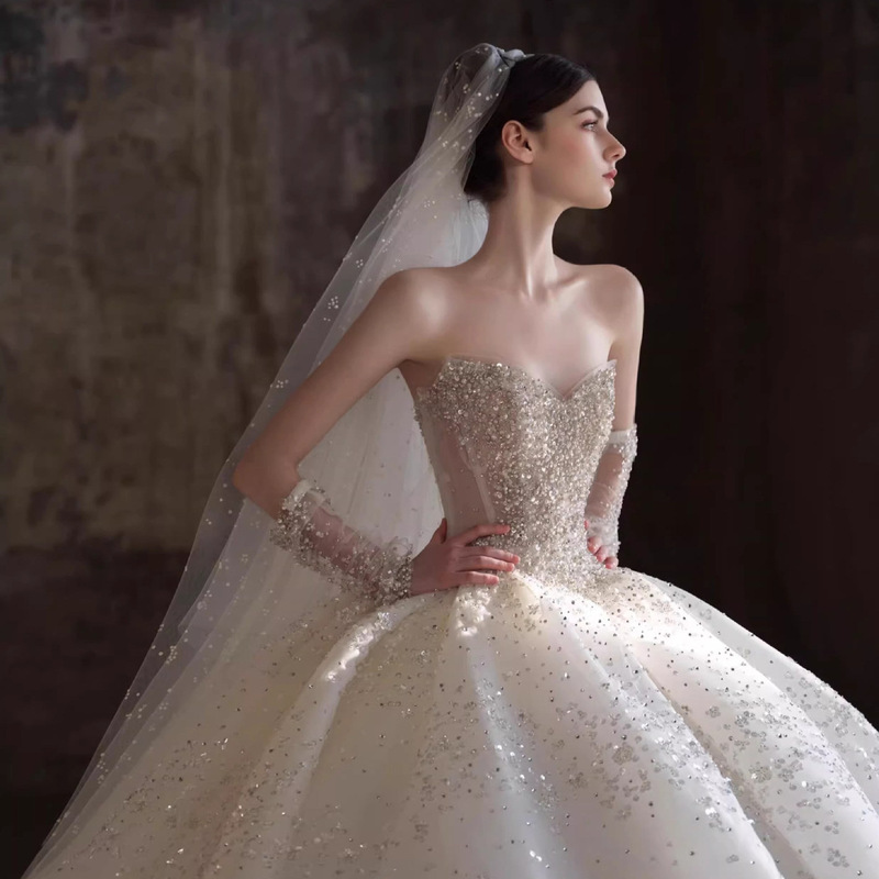 Off-shoulder wedding dress 2026 new model, luxurious with sparkling diamonds, high-quality craftsmanship, suitable for petite brides, with a train, main dress made of tulle