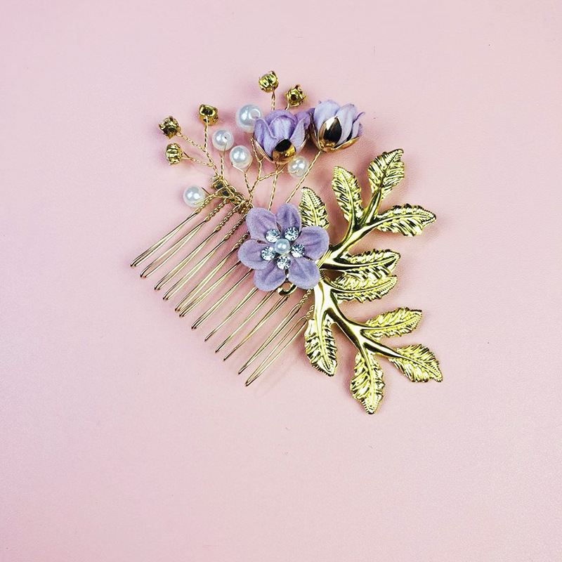 작은 보라색 머리 빗