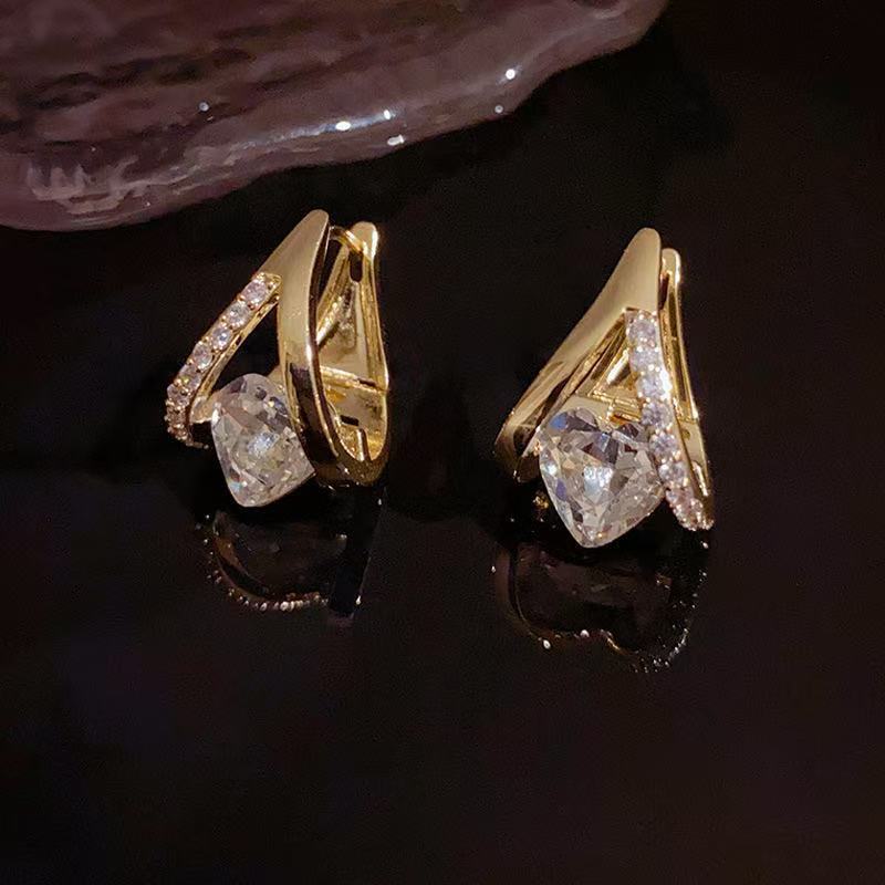 2025 nuevos pendientes de circón de amor de moda estilo caliente temperamento salvaje diseño de nicho aguja de plata exquisita hebilla de oreja transfronteriza image 4
