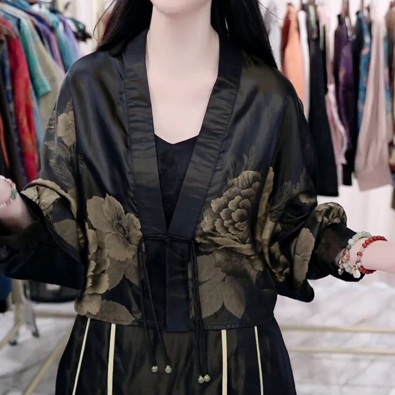 高級品質の両面は国風の婦人服を着ています。|undefined