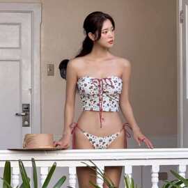 可爱草莓印花抹胸泳衣女2026夏季新款抽绳分体纯欲遮肚显瘦泳装