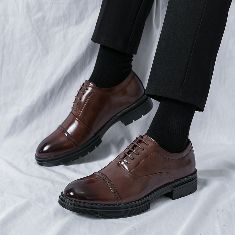 2024 zapatos de cuero brillantes zapatos de hombre estilo inglés de negocios zapatos de trabajo casuales versátiles casados zapatos de hombre
