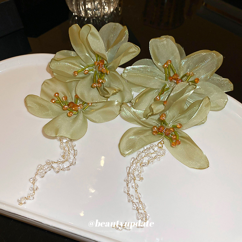 Pendientes exagerados de flores de tela verde con aguja de plata Pendientes atmosféricos de alta calidad Pendientes de viento de princesa súper hada