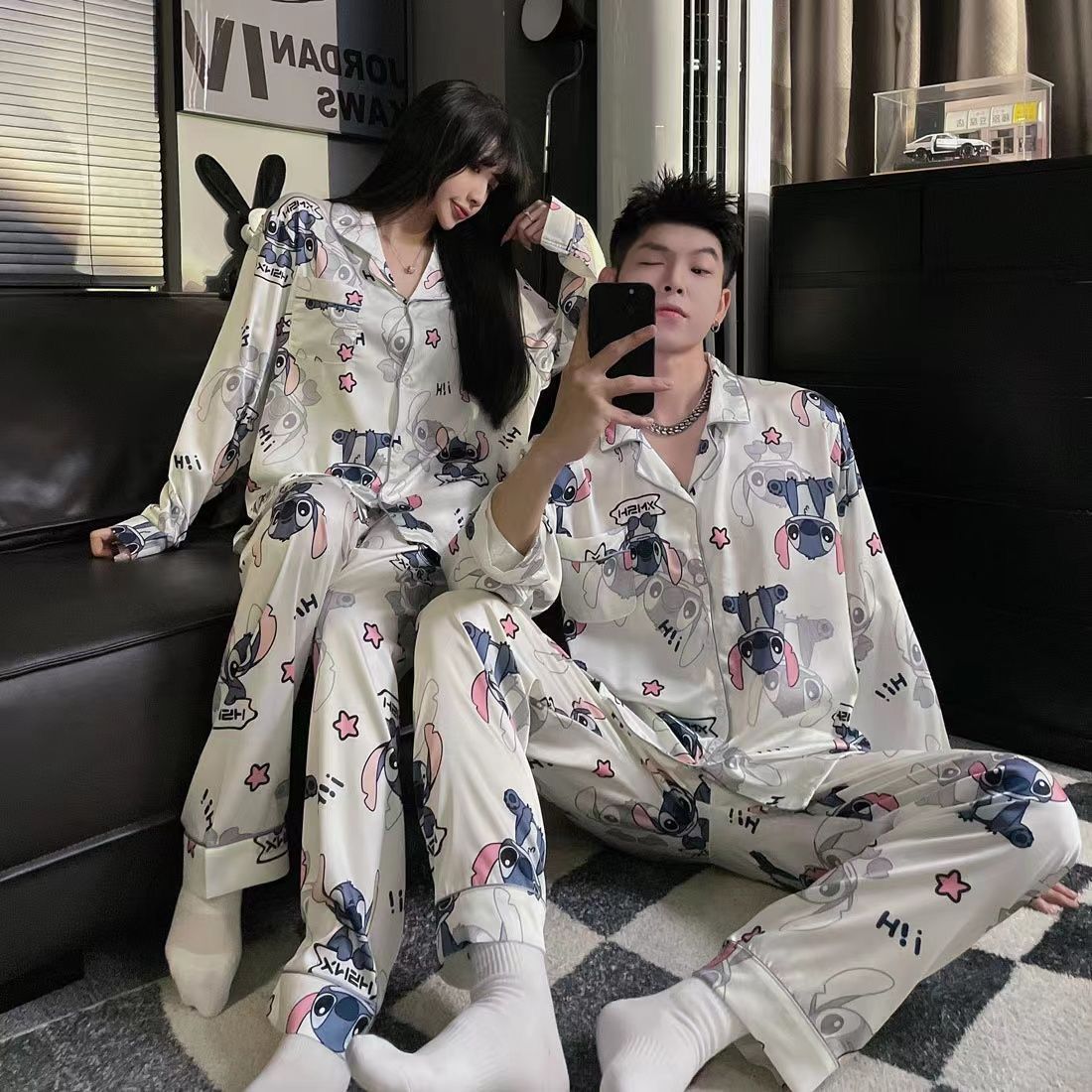 Pajamas de pareja de primavera y otoño de mujeres de hielo de manga larga delgada 2025 nuevo estilo de ropa de casa de seda para hombres
