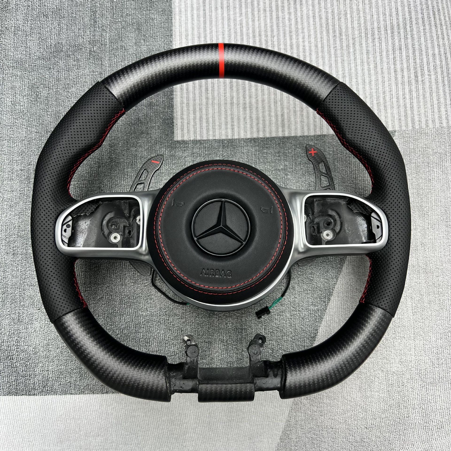 Source Factory Car Steering Wheel Modification, Suitable for Mercedes E-Class Car Carbon Fiber Steering Wheel Processing and Customization