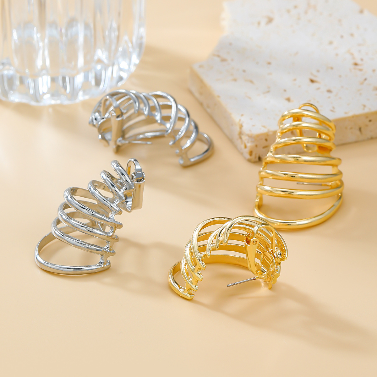 Otoño e invierno nuevos pendientes de aleación exagerados pendientes europeos y americanos de diseño simple de las mujeres multi-capa anillo primavera joyería al por mayor