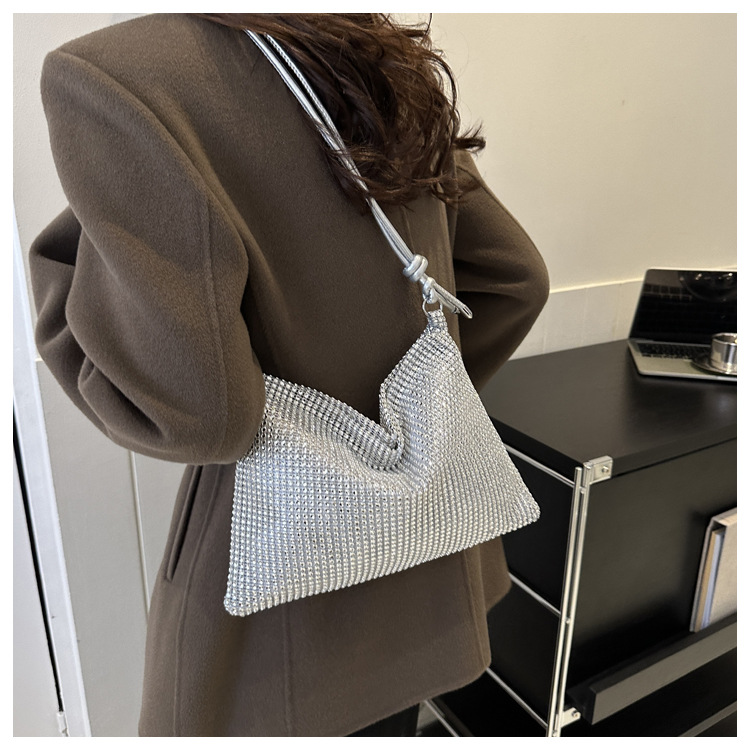 Diseño de nicho de moda fresca bolso dulce bolso de mujer 2024 Invierno nuevo todo-fósforo diamante bolso bandolera